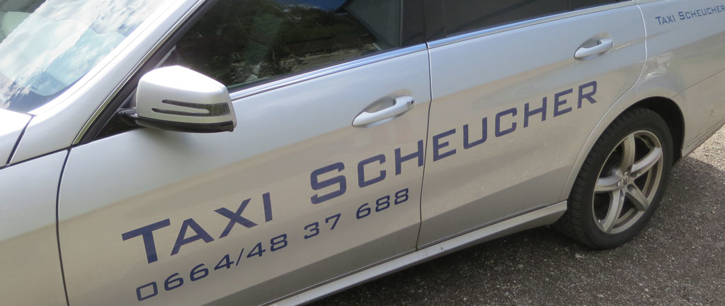 Bild von einem Pkw mit Aufschrift Taxi Scheucher